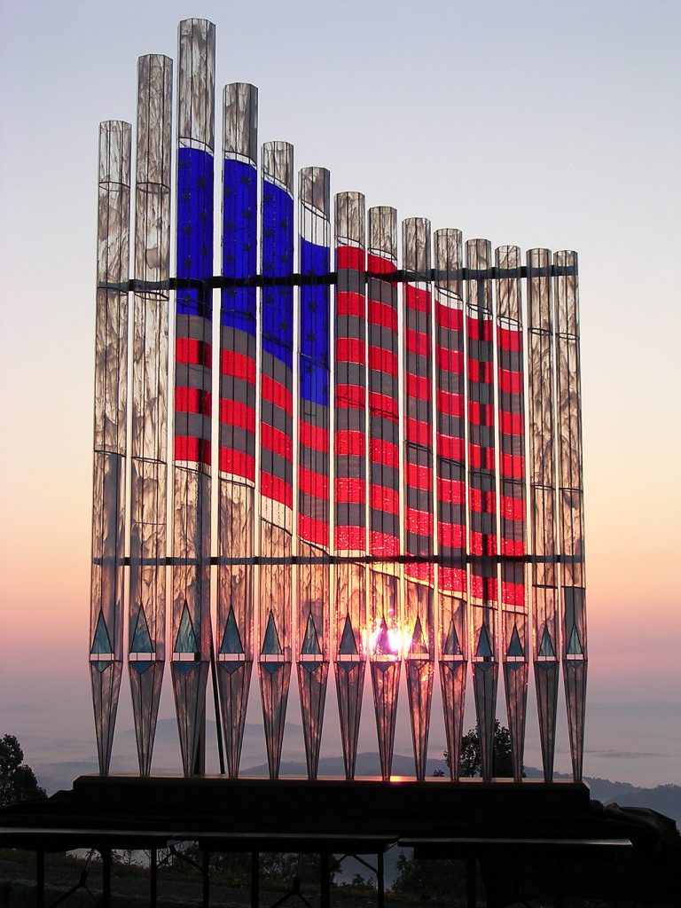 ​管风琴图片：Xaver Wilhelmy 为纪念 911 事件而制作的美国国旗玻璃管风琴——艺术与自然的完美融合